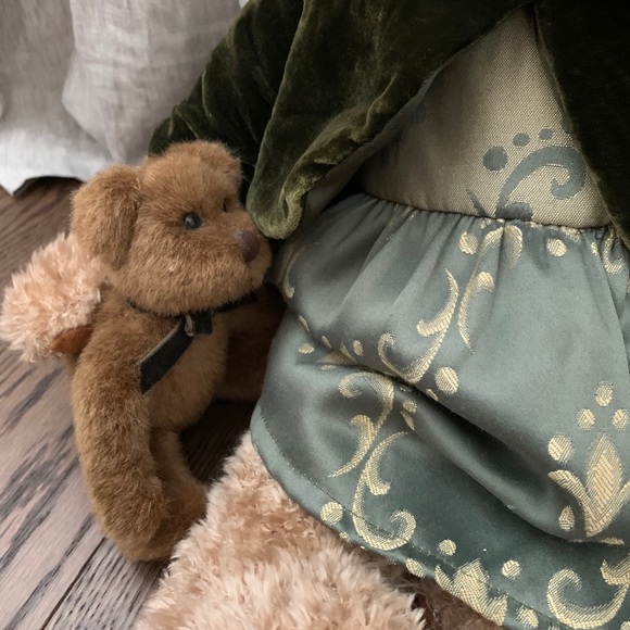 Russ Vintage Heritage Bear: Lady Lynette 🐻 - Picture 3 of 5